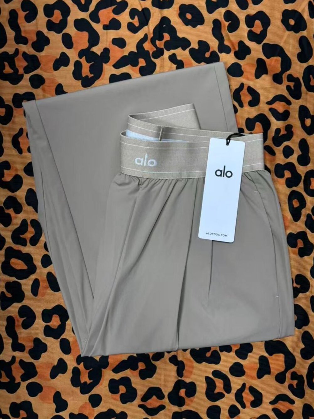 👑Alo Yoga Suit Up Trouser Gravel Color Regular 30-inch Inner Seam Length 🌟 - Picture 3 of 11